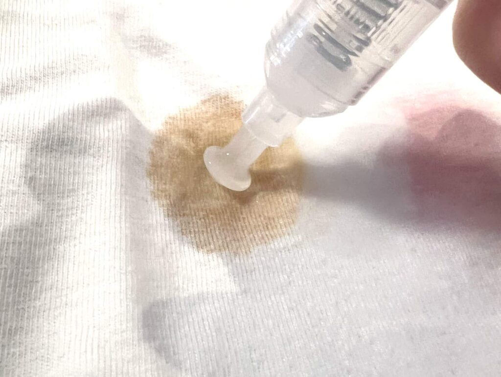 ペン先を押し込みシミ部分に液を浸す