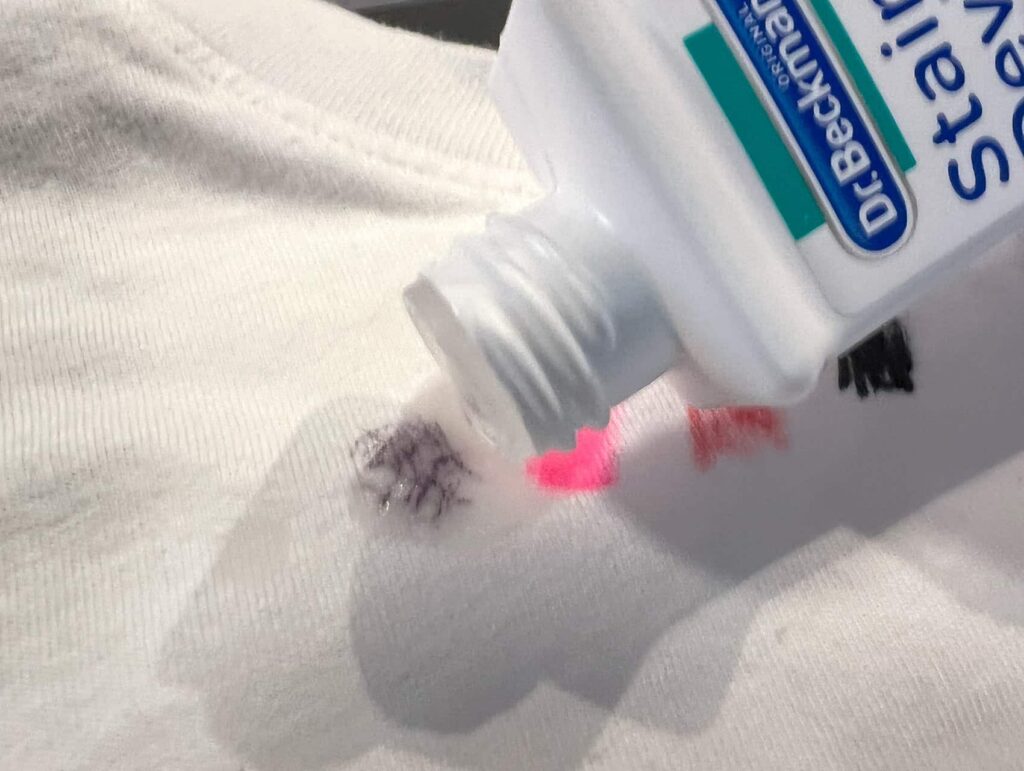 液剤をシミ抜き箇所に垂らす
