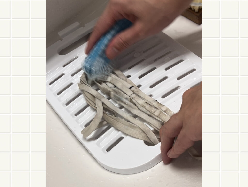 付属の洗濯板でこすり洗い