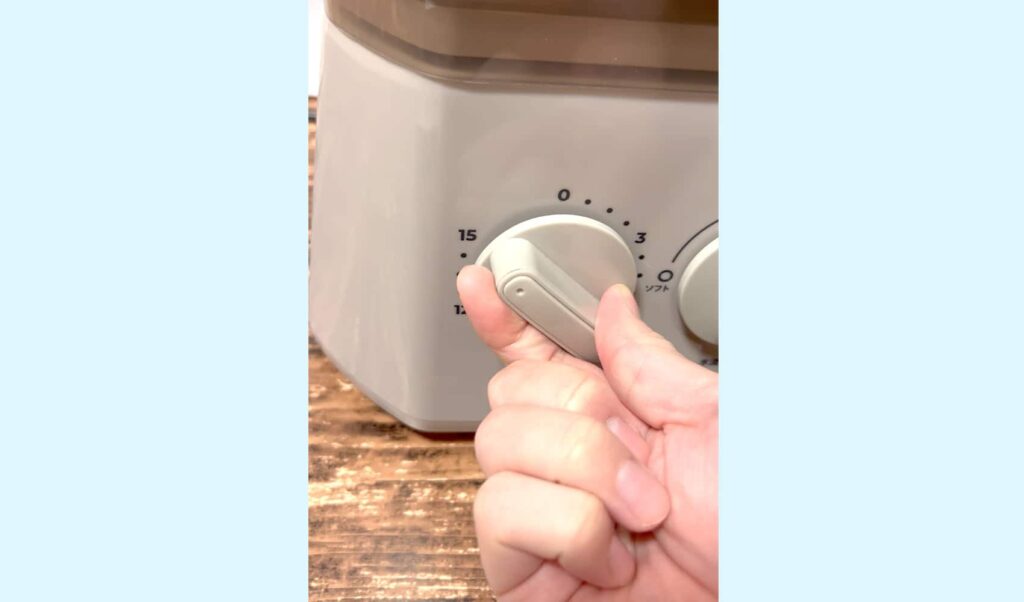 「ウォッシュボーイ」のダイヤルを回して15に合わせると、15分間洗濯機が回り続けます。